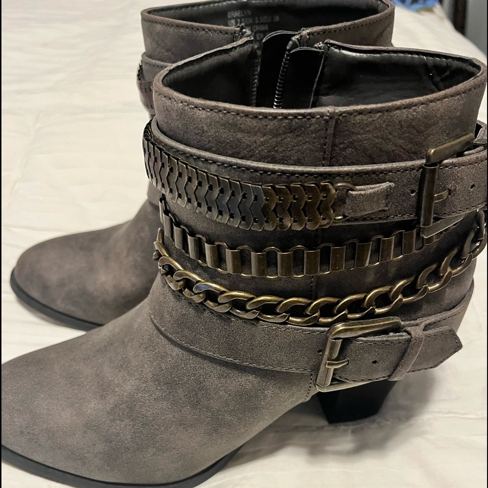 Just Fab Womens boots size 7.5 gently worn